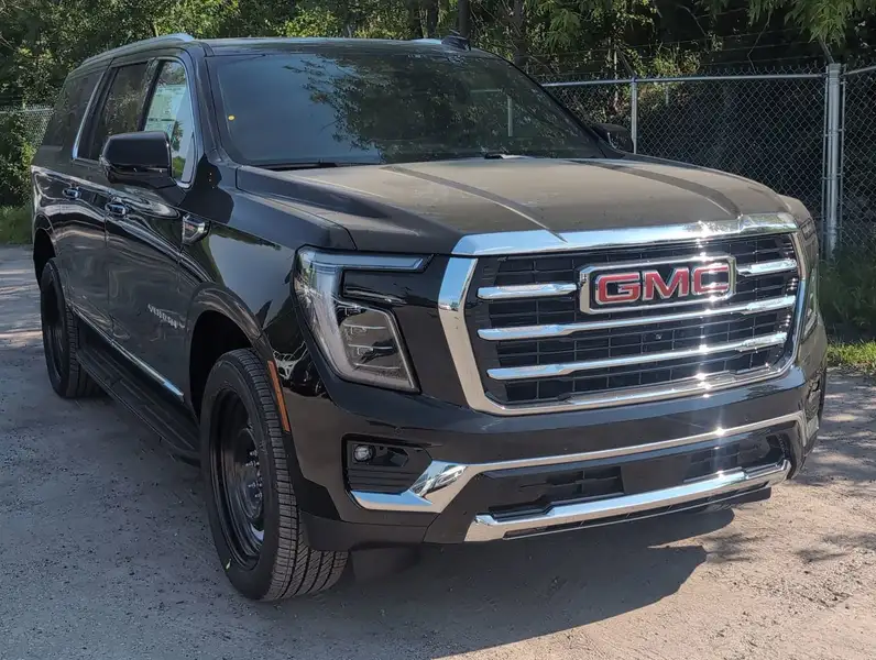 2026 GMC Yukon Elevation, černá, 15 km, dovoz Kanada — foto 2 z 12