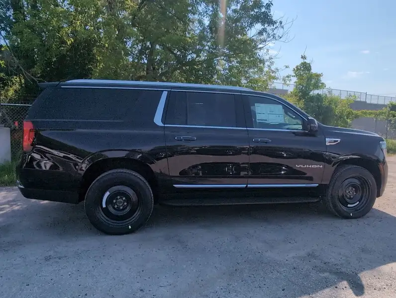 2026 GMC Yukon Elevation, černá, 15 km, dovoz Kanada — foto 9 z 12