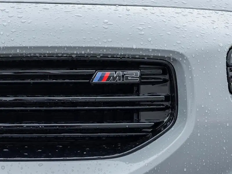2026 BMW M2 Base, šedá, 90 km, dovoz Kanada — foto 4 z 12