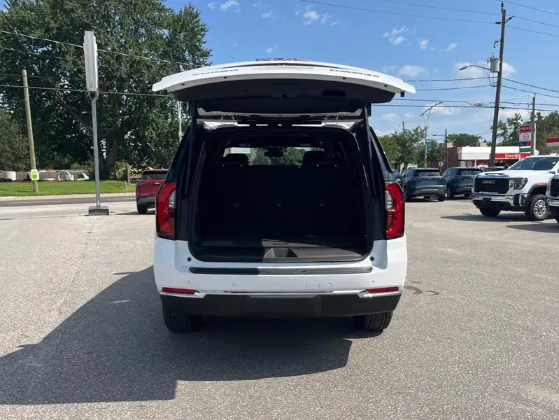 2026 GMC Yukon Elevation, bílá, 5 km, dovoz Kanada — foto 11 z 12