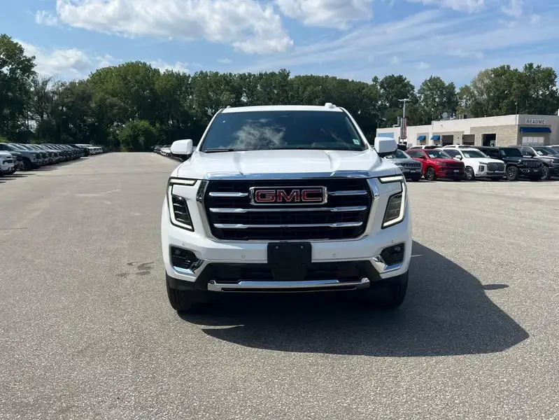 2026 GMC Yukon Elevation, bílá, 5 km, dovoz Kanada — foto 2 z 12