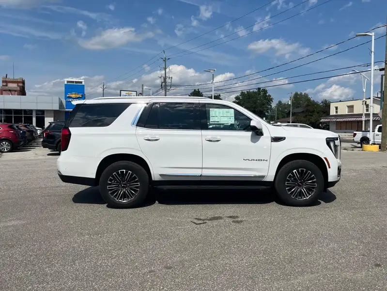 2026 GMC Yukon Elevation, bílá, 5 km, dovoz Kanada — foto 4 z 12