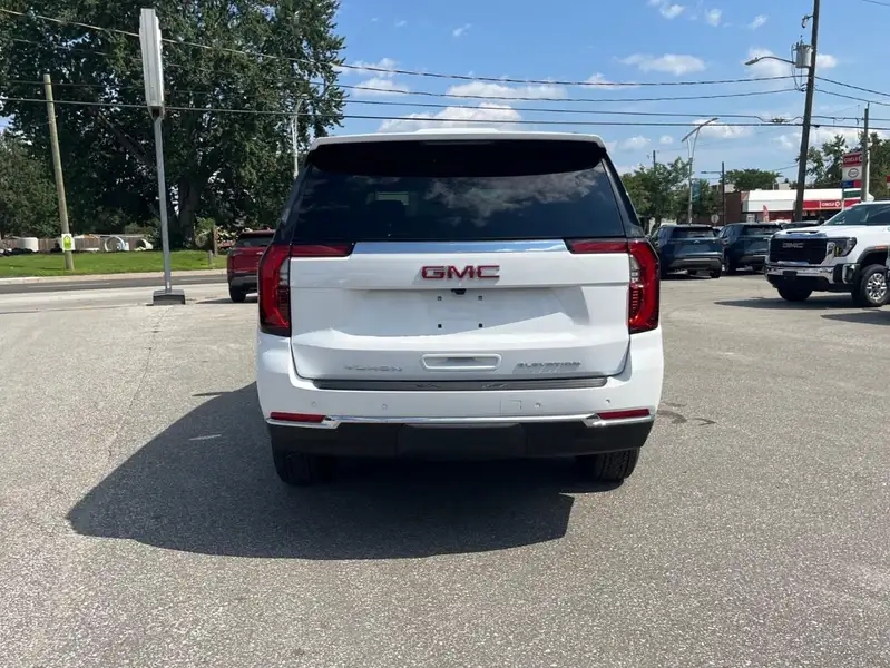 2026 GMC Yukon Elevation, bílá, 5 km, dovoz Kanada — foto 6 z 12