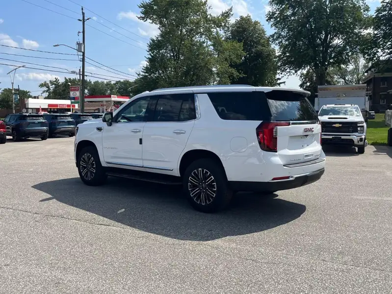 2026 GMC Yukon Elevation, bílá, 5 km, dovoz Kanada — foto 7 z 12