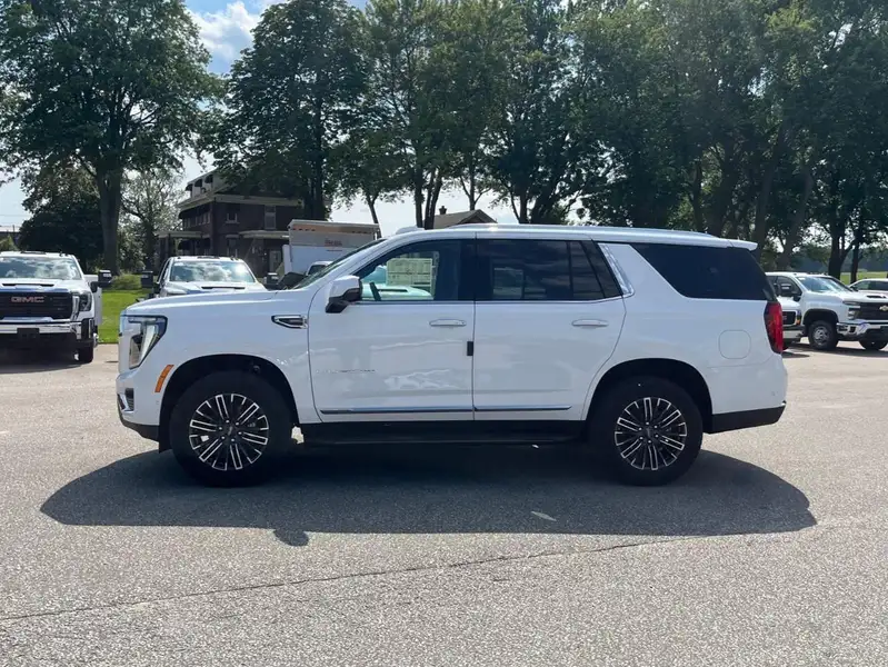 2026 GMC Yukon Elevation, bílá, 5 km, dovoz Kanada — foto 8 z 12