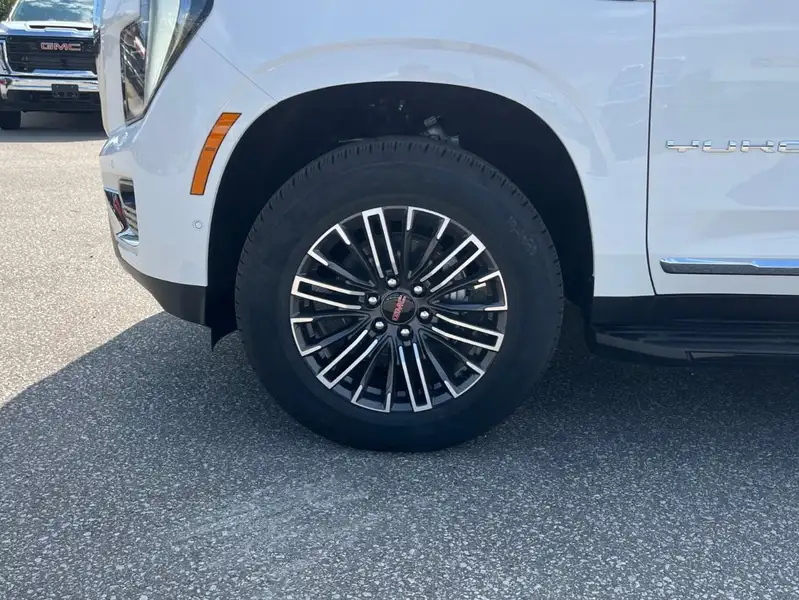 2026 GMC Yukon Elevation, bílá, 5 km, dovoz Kanada — foto 9 z 12