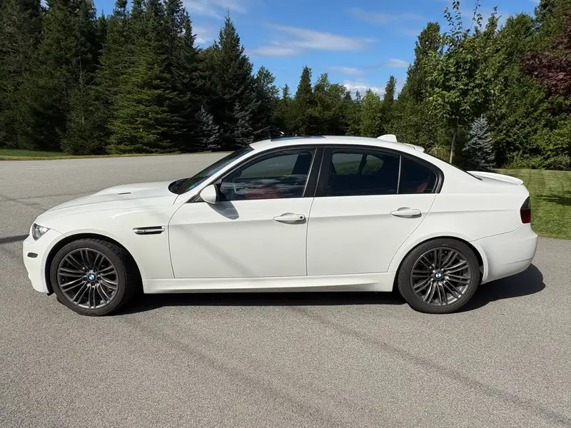 2008 BMW M3 E90, bílá, 54 075 km, dovoz Kanada — foto 5 z 12