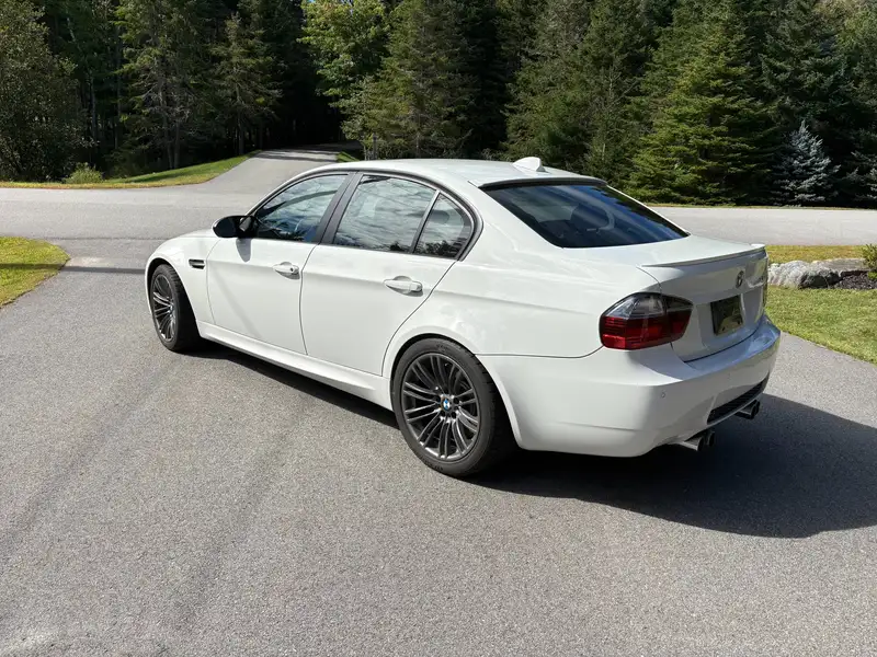 2008 BMW M3 E90, bílá, 54 075 km, dovoz Kanada — foto 6 z 12