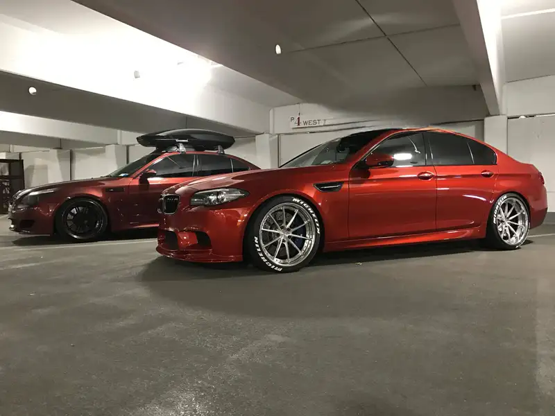 2014 BMW M5, oranžová, 13 000 km, dovoz Kanada — foto 2 z 4