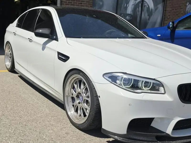2016 BMW M5 4dr Sdn, bílá, 99 500 km, dovoz Kanada — foto 2 z 11