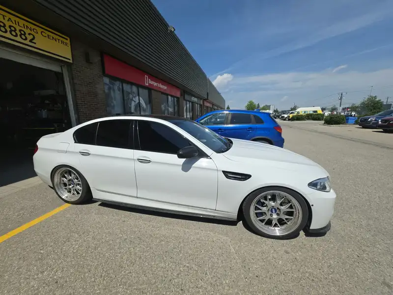 2016 BMW M5 4dr Sdn, bílá, 99 500 km, dovoz Kanada — foto 3 z 11