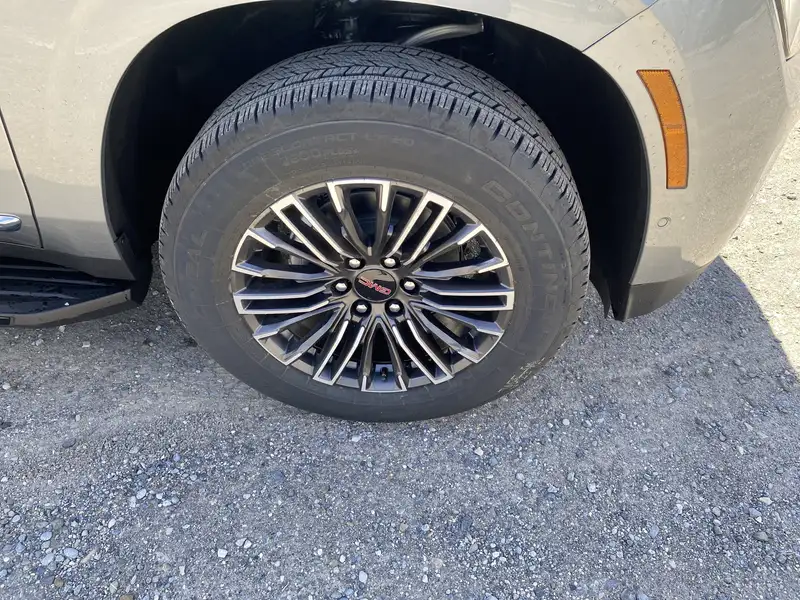 2026 GMC Yukon Elevation, šedá, 5 732 km, dovoz Kanada — foto 4 z 12