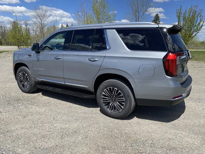 2026 GMC Yukon Elevation, šedá, 5 732 km, dovoz Kanada — foto 7 z 12
