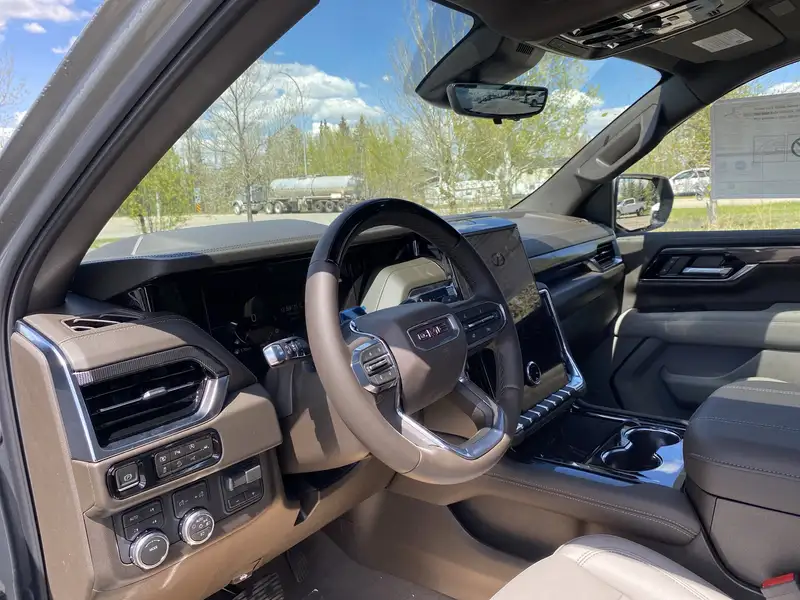 2026 GMC Yukon Elevation, šedá, 5 732 km, dovoz Kanada — foto 9 z 12