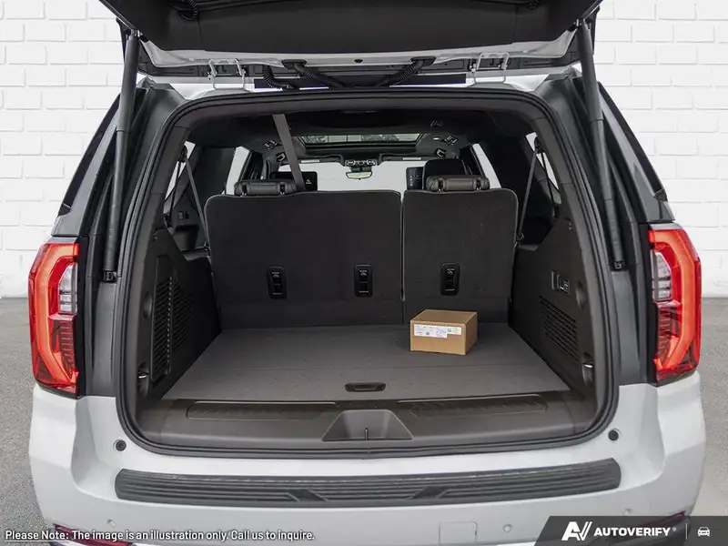 2026 GMC Yukon Elevation, bílá, 10 km, dovoz Kanada — foto 7 z 12