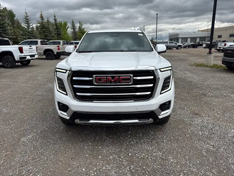 2026 GMC Yukon Elevation, bílá, 5 km, dovoz Kanada — foto 2 z 12