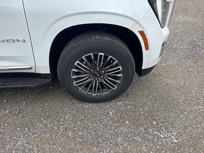 2026 GMC Yukon Elevation, bílá, 5 km, dovoz Kanada — foto 4 z 12