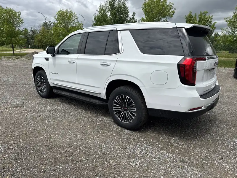 2026 GMC Yukon Elevation, bílá, 5 km, dovoz Kanada — foto 7 z 12