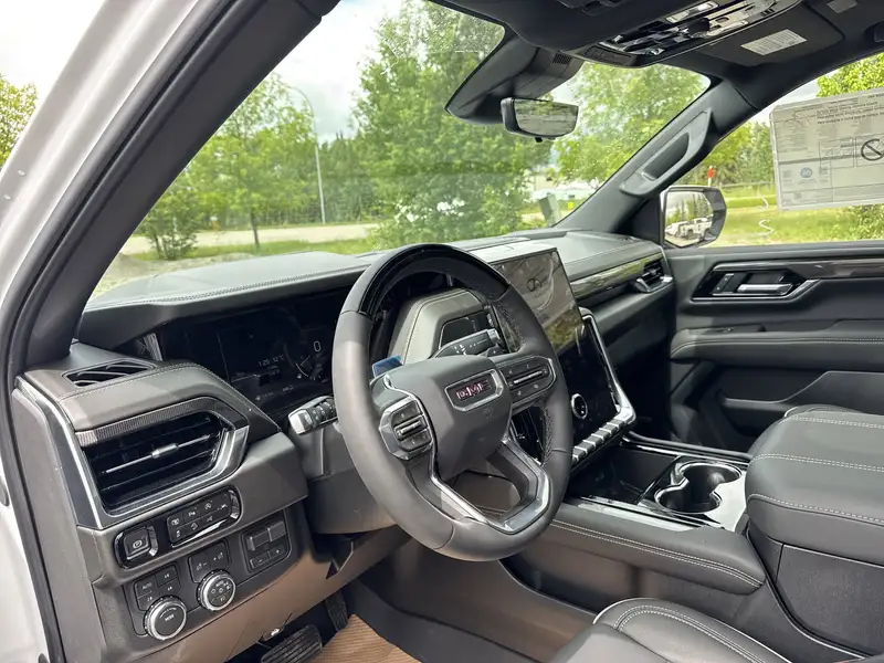 2026 GMC Yukon Elevation, bílá, 5 km, dovoz Kanada — foto 9 z 12