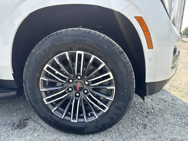 2026 GMC Yukon Elevation, bílá, 5 km, dovoz Kanada — foto 4 z 12