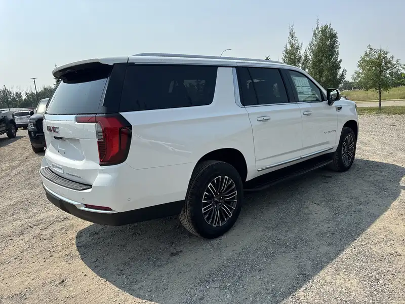 2026 GMC Yukon Elevation, bílá, 5 km, dovoz Kanada — foto 5 z 12