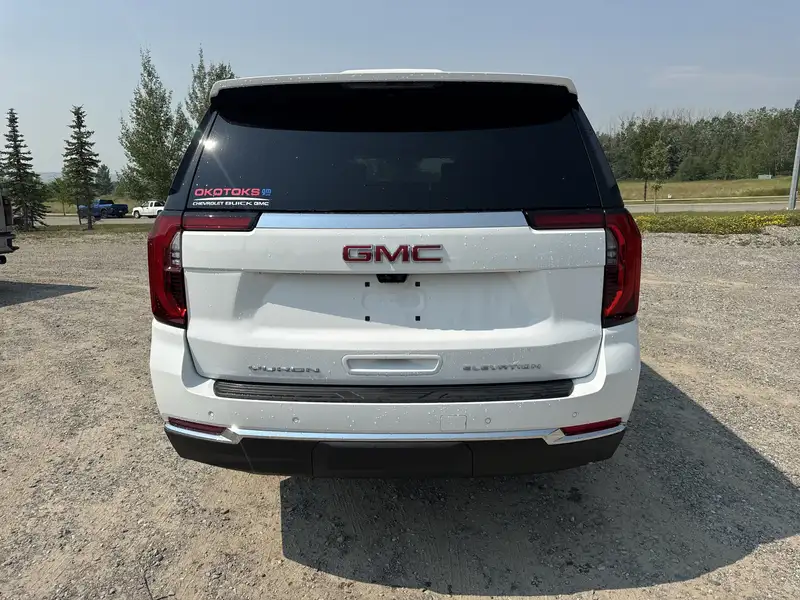 2026 GMC Yukon Elevation, bílá, 5 km, dovoz Kanada — foto 6 z 12