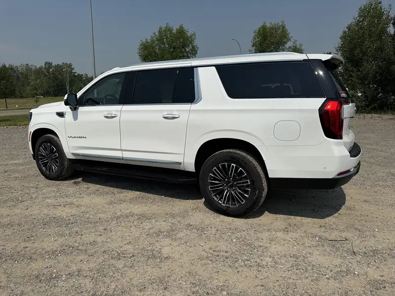 2026 GMC Yukon Elevation, bílá, 5 km, dovoz Kanada — foto 7 z 12