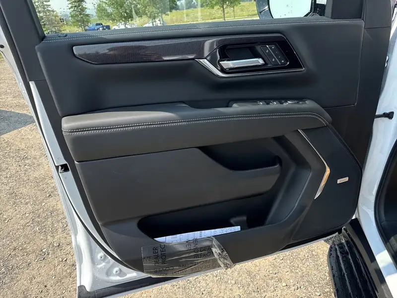 2026 GMC Yukon Elevation, bílá, 5 km, dovoz Kanada — foto 8 z 12