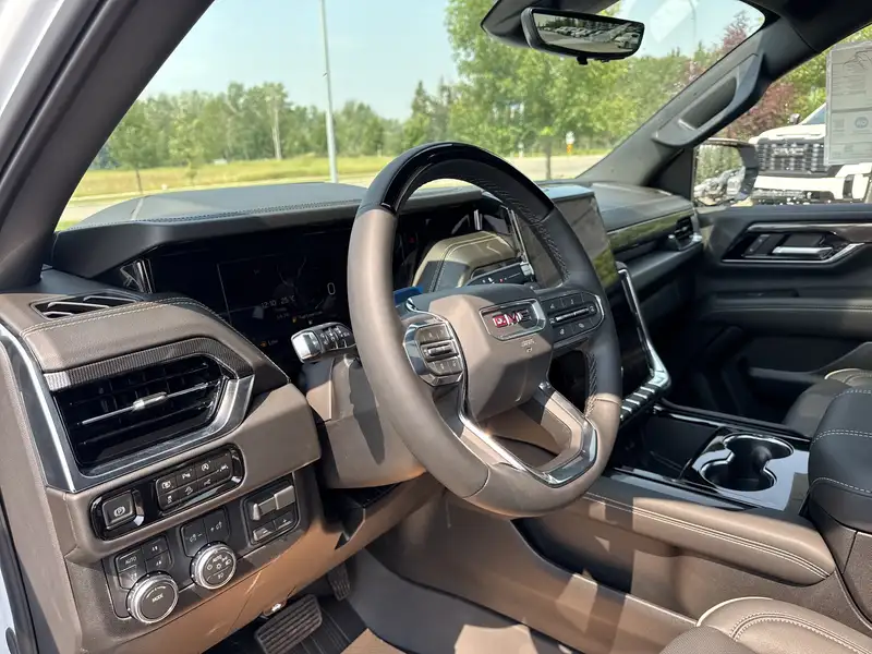 2026 GMC Yukon Elevation, bílá, 5 km, dovoz Kanada — foto 9 z 12