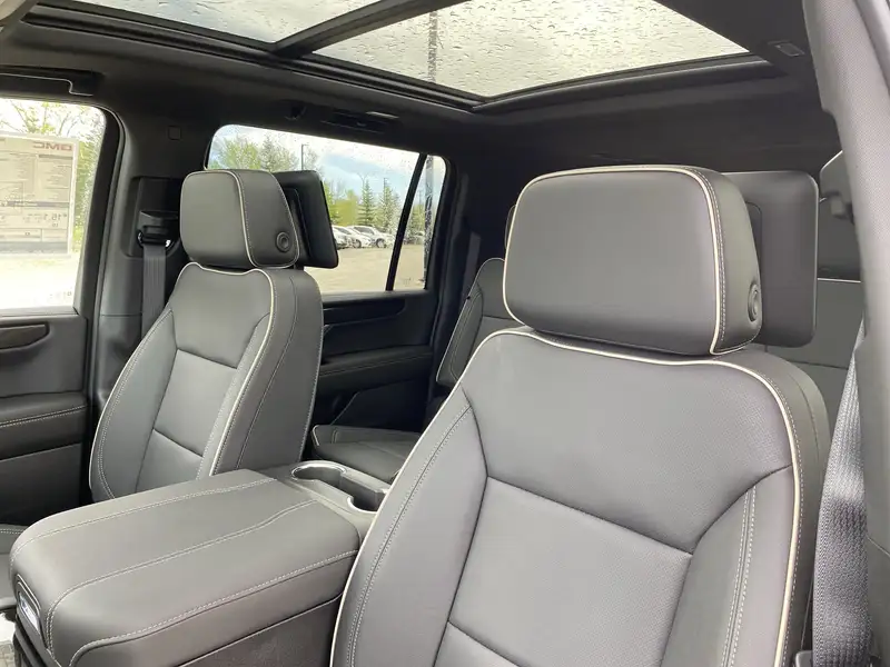 2026 GMC Yukon Elevation, šedá, 8 km, dovoz Kanada — foto 10 z 12