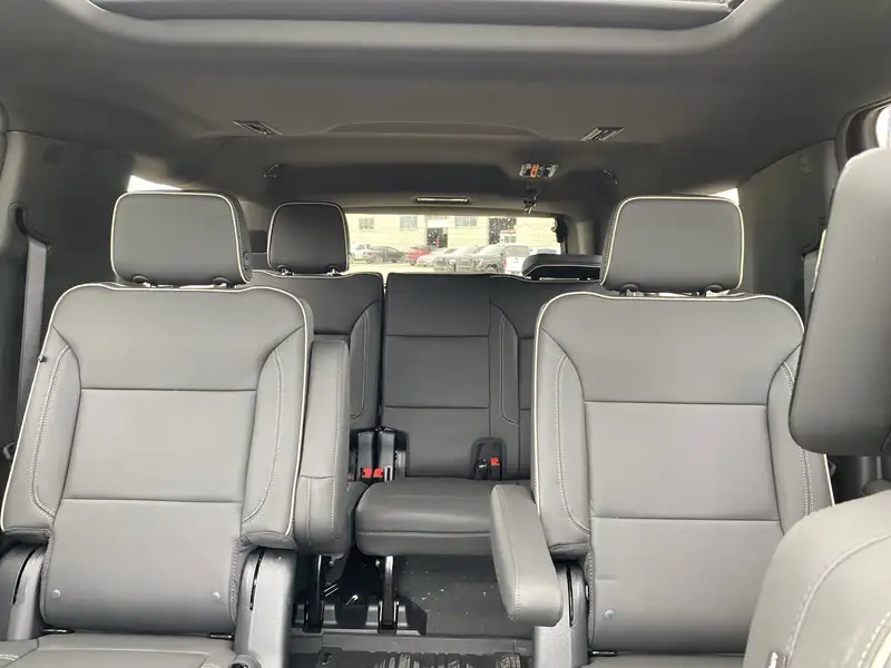 2026 GMC Yukon Elevation, šedá, 8 km, dovoz Kanada — foto 11 z 12