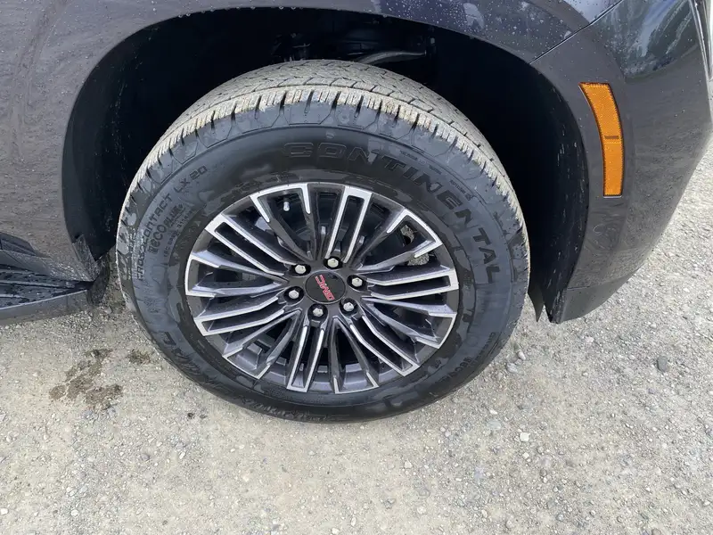 2026 GMC Yukon Elevation, šedá, 8 km, dovoz Kanada — foto 4 z 12