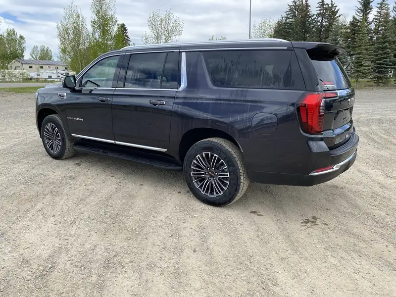 2026 GMC Yukon Elevation, šedá, 8 km, dovoz Kanada — foto 7 z 12