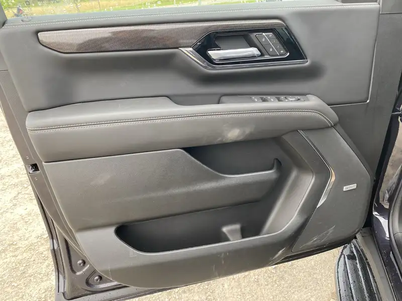2026 GMC Yukon Elevation, šedá, 8 km, dovoz Kanada — foto 8 z 12