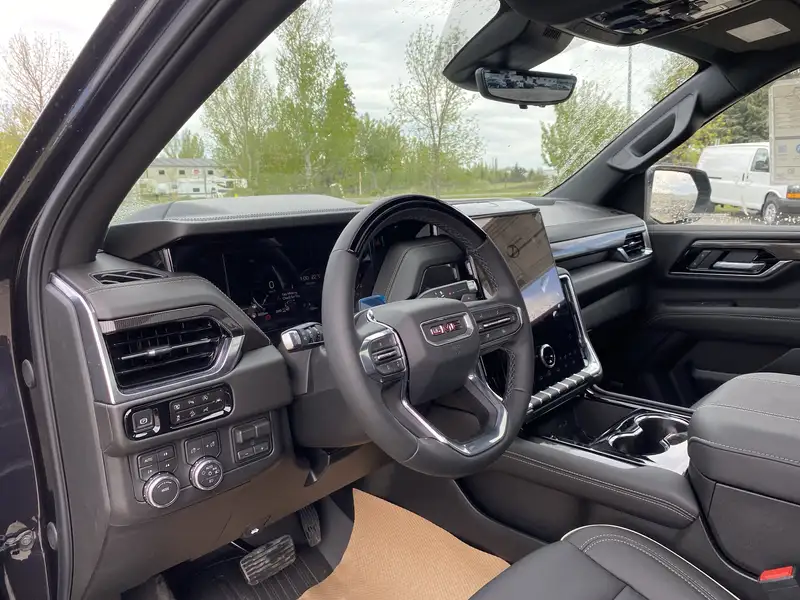 2026 GMC Yukon Elevation, šedá, 8 km, dovoz Kanada — foto 9 z 12