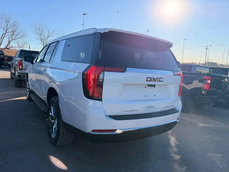 2026 GMC Yukon Elevation, bílá, 2 729 km, dovoz Kanada — foto 2 z 12