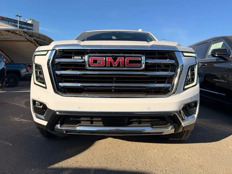2026 GMC Yukon Elevation, bílá, 2 729 km, dovoz Kanada — foto 3 z 12