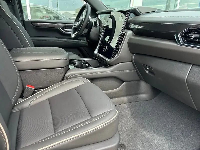 2026 GMC Yukon Elevation, bílá, 0 km, dovoz Kanada — foto 2 z 12