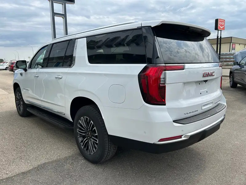2026 GMC Yukon Elevation, bílá, 0 km, dovoz Kanada — foto 3 z 12
