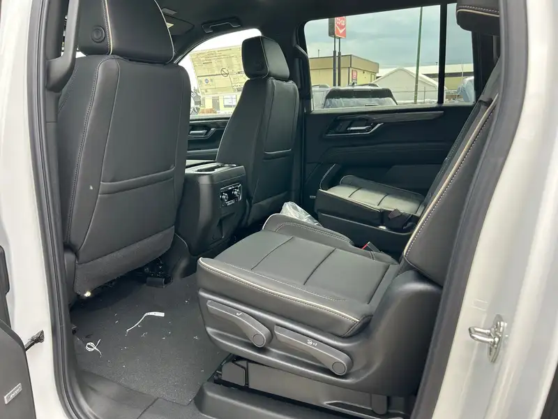 2026 GMC Yukon Elevation, bílá, 0 km, dovoz Kanada — foto 5 z 12