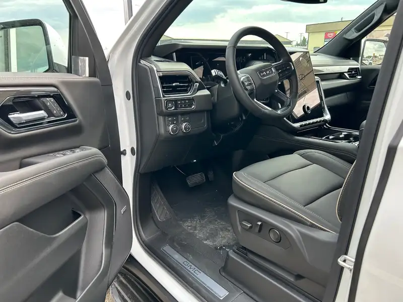 2026 GMC Yukon Elevation, bílá, 0 km, dovoz Kanada — foto 7 z 12