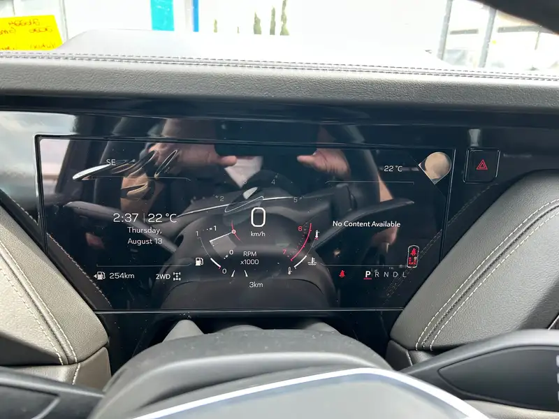 2026 GMC Yukon Elevation, bílá, 0 km, dovoz Kanada — foto 9 z 12