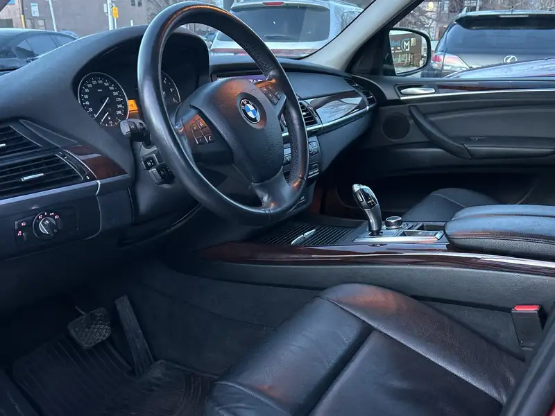 2011 BMW X5 35i, červená, 268 037 km, dovoz Kanada — foto 9 z 12