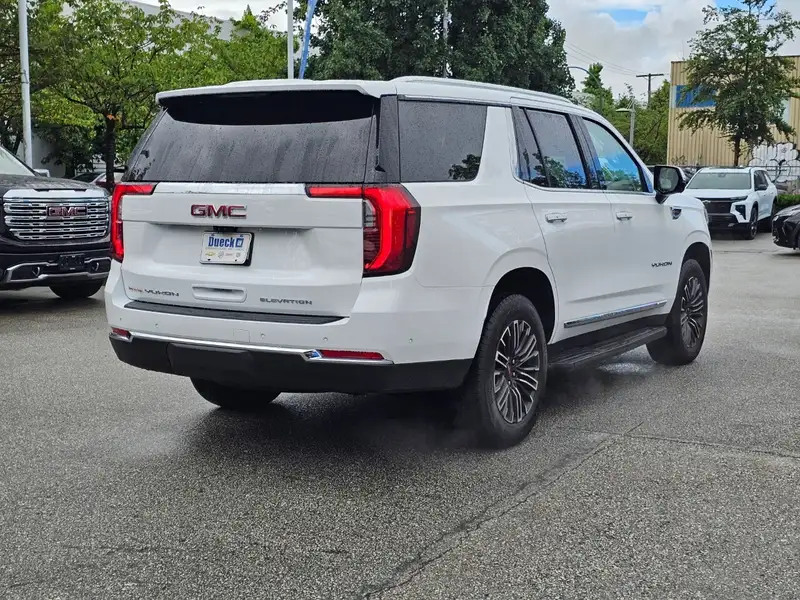 2026 GMC Yukon Elevation, bílá, 2 500 km, dovoz Kanada — foto 7 z 12