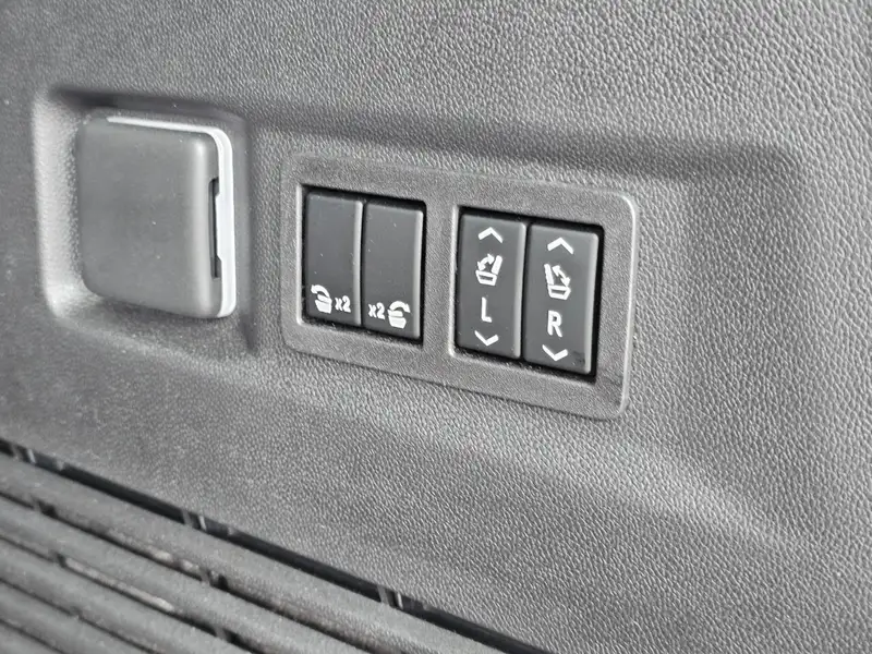 2026 GMC Yukon Elevation, bílá, 2 500 km, dovoz Kanada — foto 9 z 12