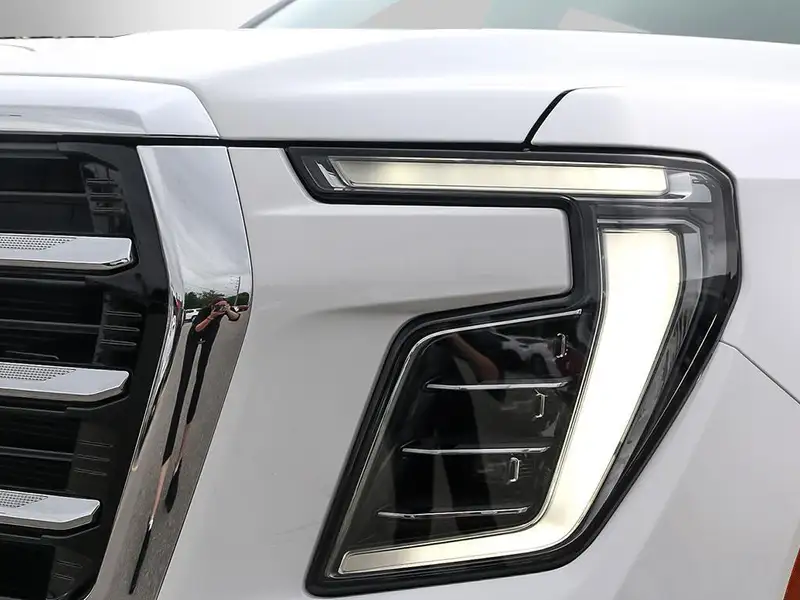 2026 GMC Yukon Elevation, bílá, 35 km, dovoz Kanada — foto 9 z 12