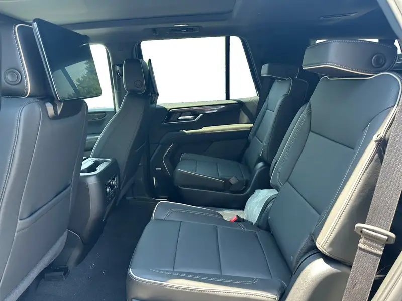 2026 GMC Yukon Elevation, černá, 10 km, dovoz Kanada — foto 8 z 12