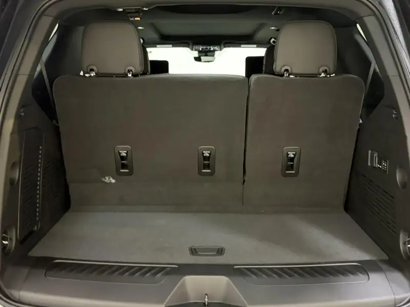 2026 GMC Yukon Elevation, šedá, 9 km, dovoz Kanada — foto 5 z 12