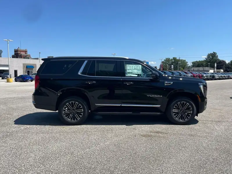 2026 GMC Yukon Elevation, černá, 5 km, dovoz Kanada — foto 4 z 12
