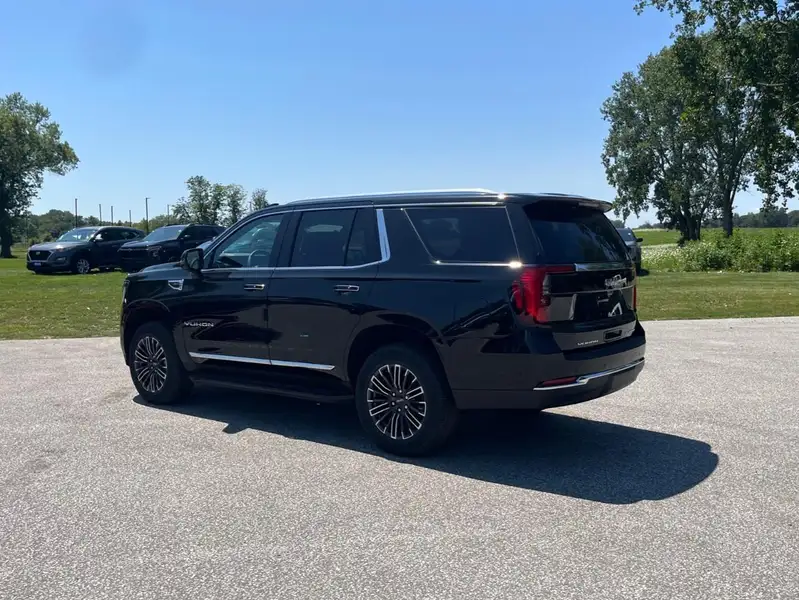 2026 GMC Yukon Elevation, černá, 5 km, dovoz Kanada — foto 7 z 12